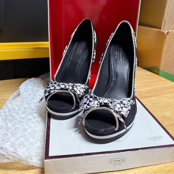 NEW COACH THALIA Black & White
Denin Peep Toe wedge shoes
WOMENS 8.5 NBW - Picture 2 of 3